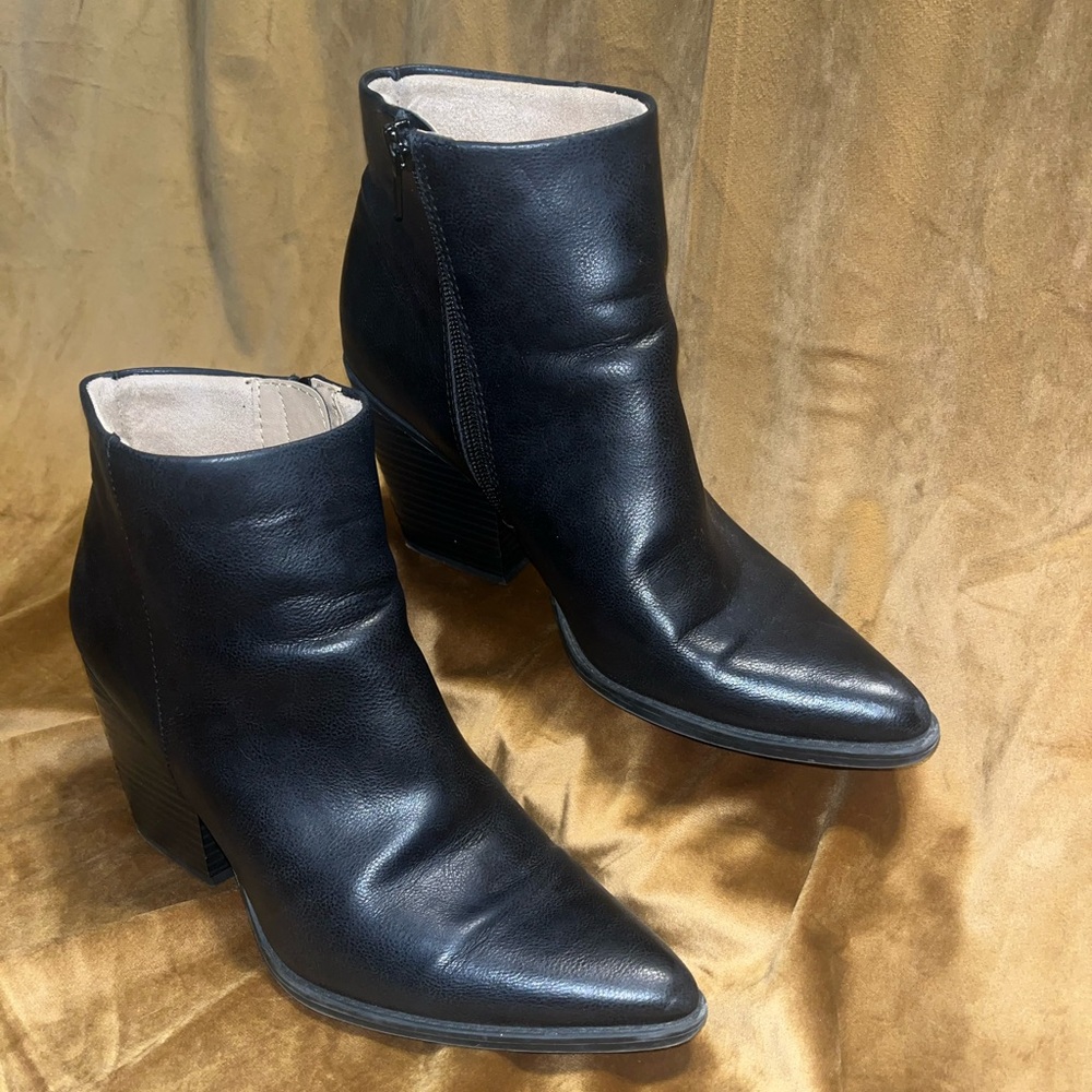 Naturalizer women’s 9.5 Western style black leather ankle boot